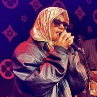 Justin Bieber awalnya memakai jaket kulit hitam, namun melepasnya di tengah penampilan dan menyisakan kaus abu-abu keluaran Balenciaga. Ia pun memakai kacamata hitam dan kalung mutiara. Foto: dok. Instagram justinbieberssupport