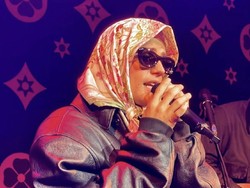 8 Potret Justin Bieber Pakai Hijab Saat Konser, Dituding Hina Agama Islam