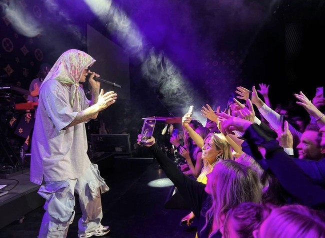 Namun, pemilihan outfit Justin Bieber dirasa kurang cocok hingga menimbulkan kontroversi, khususnya bagi komunitas muslim di Arab Saudi. Mantan kekasih Selena Gomez itu dinilai telah menghina agama Islam. Foto: dok. Instagram justinbieberssupport