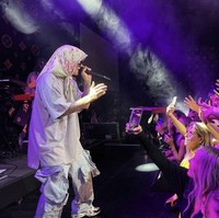 Namun, pemilihan outfit Justin Bieber dirasa kurang cocok hingga menimbulkan kontroversi, khususnya bagi komunitas muslim di Arab Saudi. Mantan kekasih Selena Gomez itu dinilai telah menghina agama Islam. Foto: dok. Instagram justinbieberssupport