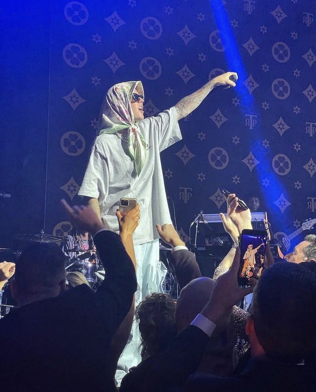 “Justin Bieber lagi cosplay jadi Angel Lelga,” “kirain cowo kpop mana taunya justin bieber yampun hijab by angel lelga valid sih,” “@justinbieber sudah terverifikasi bahwa km kembar sm angel lelga,” komentar sejumlah netizen di jagat Twitter. Foto: dok. Instagram justinbieberssupport