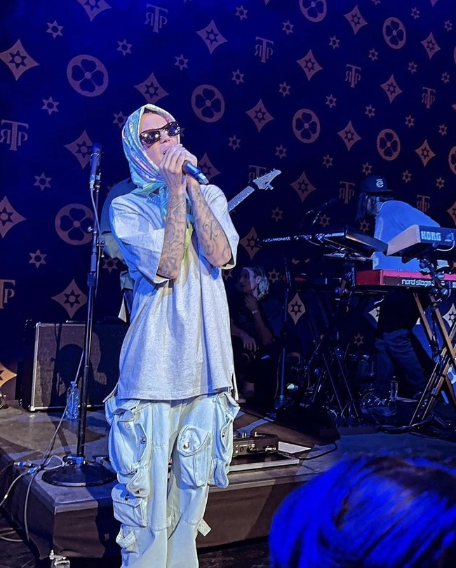 Netizen Indonesia pun berguyon menyebut Justin Bieber mirip dengan Angel Lelga karena penampilannya berhijab. Foto: dok. Instagram justinbieberssupport