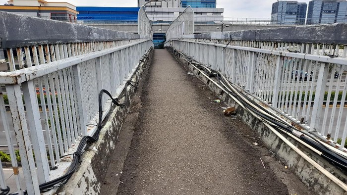 Kabel di JPO MT Haryono yang sebelumnya semerawut sekarang diikat.