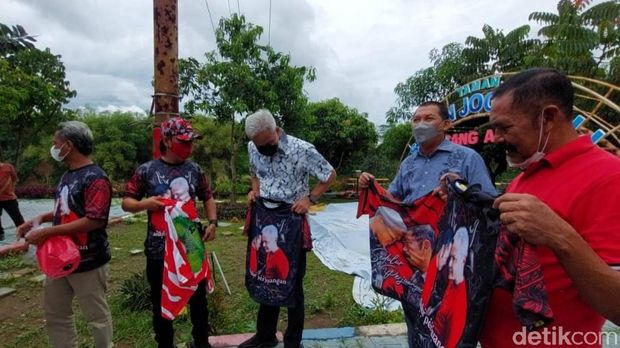 Kaus banteng celeng yang diberikan ke Ganjar Pranowo saat lihat pameran foto FX Rudy, Solo, Jumat (12/11/2021).
