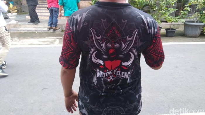 Kaus banteng celeng yang diberikan ke Ganjar Pranowo saat lihat pameran foto FX Rudy, Solo, Jumat (12/11/2021).