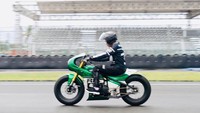 Selain itu, penambahan hornet pada area belakang dan cover pada bagian bawah mesin semakin mempertegas nuansa classic racing style. Foto: Biro Pers Sekretariat Presiden