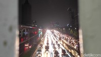 Petugas Jasa Marga juga mengonfirmasi soal kemacetan di Tol Dalkot arah Cawang. (Foto: Azhar/detikcom) Foto pukul 19.03 WIB.