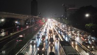 Volume kendaraan juga menjadi salah satu penyebab kemacetan. Namun, tak terdapat genangan pada jalan tol ini maupun jalan raya. (Foto: Azhar/detikcom) Foto pukul 19.03 WIB.