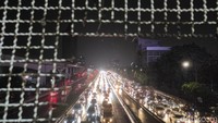 Sementara, tol arah Pancoran terpantau ramai lancar. Pukul 19.05 WIB, hujan pun sudah tidak menngguyur area Cawang, Jakarta Timur. (Foto: Azhar/detikcom) Foto pukul 19.03 WIB.