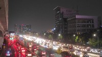 Tol Dalam Kota (Dalkot) arah Cawang terpantau macet imbas hujan mengguyur di hampir seluruh kawasan di Jakarta. (Foto: Azhar/detikcom) Foto pukul 19.03 WIB.