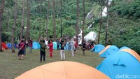 Begini kira-kira keseruan kemping di Curug Gunung Putri, sebuah air terjun cantik di Kabupaten Purworejo, Jawa Tengah. Traveler bisa kemping bareng teman-teman di curug ini. 