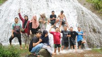 Tak ingin melewatkan kesempatan itu, anggota GenPI Jateng juga beramai-ramai mandi di bawah guyuran air terjun curug Gunung Putri. Byuurr, segar! 
