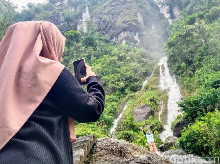 Seru-seruan Kemping di Curug Gunung Putri yang Cantik