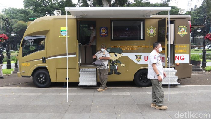 Satpol PP Kota Bandung melaunching tiga unit Mobil Sidang Penyelenggaraan Tindak Pidana Ringan (Tipiring) on the street.