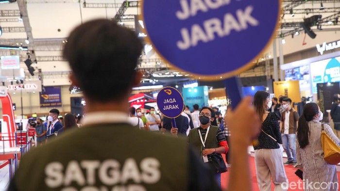 Kerja Keras Satgas COVID-19 di GIIAS 2021 Satgas Covid yang dibuat oleh panitia bertujuan untuk menghimbau para pengunjung agar tetap menjaga jarak dan mematuhi protokol kesehatan.