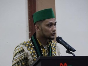 HMI Kritik Risma yang Kais Batu dengan Tangan di Lokasi Erupsi Semeru
