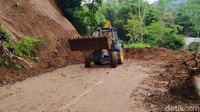 Adapun tebing yang longsor diperkirakan setinggi 20 meter dan lebar 30 meter. Material longsoran menutup akses jalan dengan ketebalan kurang lebih 0,5 meter sampai 1,5 meter.