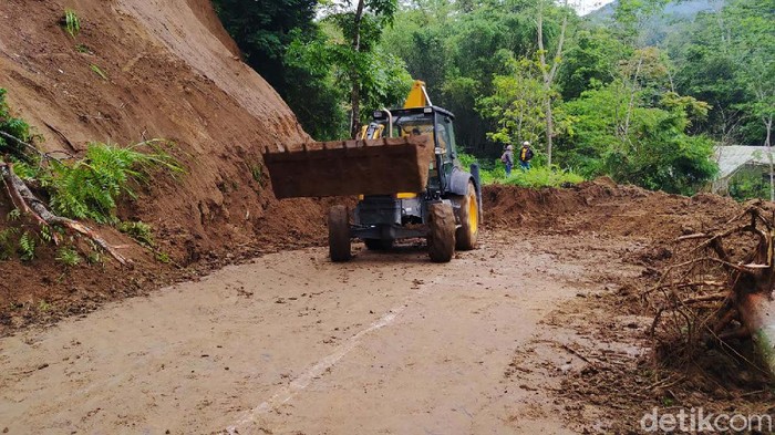 Longsor di Jalan Raya Magelang-Boyolali Jalan raya Magelang-Boyolali, Jawa Tengah, tepatnya di KM 18, tertutup material longsoran, Jumat (12/11/2021). Akibat longsor ini akses jalan ini tidak bisa dilewati kendaraan umum.