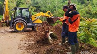 Hingga pagi ini petugas sudah melakukan pembersihan material longsor menggunakan alat berat.