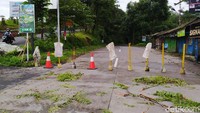 Akibat longsor ini akses jalan ini tidak bisa dilewati kendaraan umum.