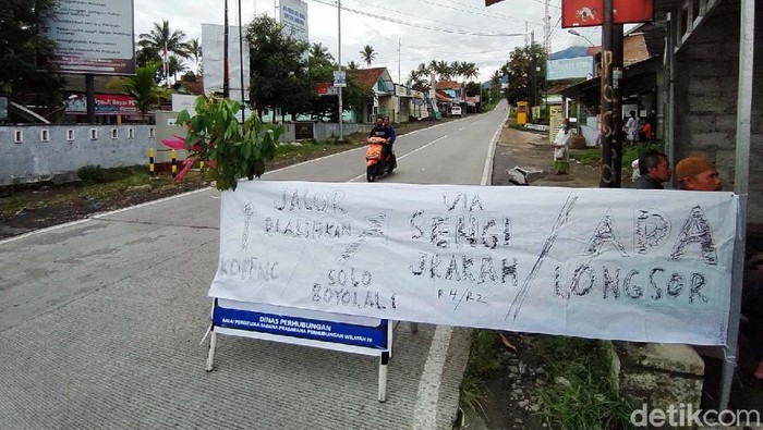 Jalan raya Magelang-Boyolali, Jawa Tengah, tepatnya di KM 18, tertutup material longsoran, Jumat (12/11/2021). Akibat longsor ini akses jalan ini tidak bisa dilewati kendaraan umum.