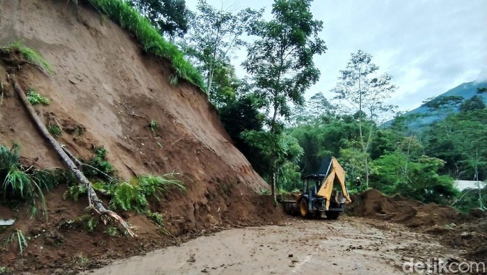 Jalan raya Magelang-Boyolali, Jawa Tengah, tepatnya di KM 18, tertutup material longsoran, Jumat (12/11/2021). Akibat longsor ini akses jalan ini tidak bisa dilewati kendaraan umum.