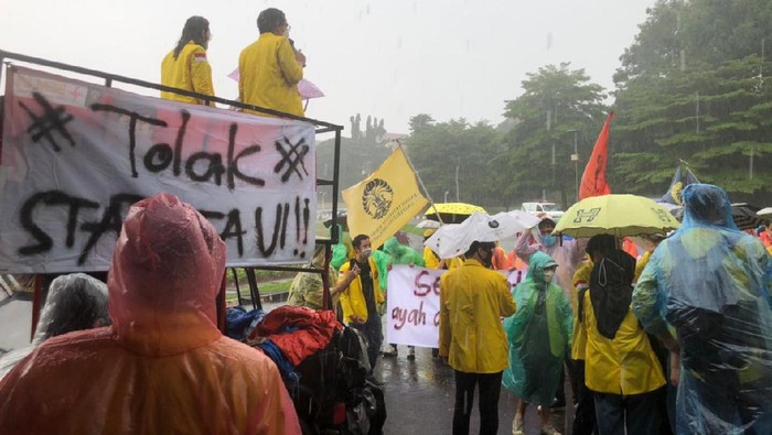 Mahasiswa UI hujan-hujanan demo Mahasiswa UI hujan-hujanan demo