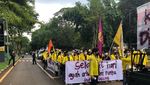 Potret Guru Besar-Mahasiswa UI Hujan-hujanan Demo Minta Statuta Dibatalkan