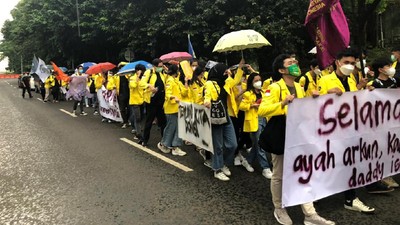 Potret Guru Besar-Mahasiswa UI Hujan-hujanan Demo Minta Statuta Dibatalkan