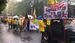 Potret Guru Besar-Mahasiswa UI Hujan-hujanan Demo Minta Statuta Dibatalkan