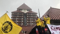Mereka saling bergantian menyampaikan orasi. Mereka meminta pihak kampus membatalkan Stauta UI. Foto: (Muhammad Hanafi Aryan-detikcom)