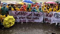Mereka tetap menyampaikan aspirasi meski hujan. Mereka membawa spanduk bertuliskan Selamat hari ayah arkun, kami punya daddy issues Foto: (Muhammad Hanafi Aryan-detikcom)