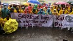 Potret Guru Besar-Mahasiswa UI Hujan-hujanan Demo Minta Statuta Dibatalkan