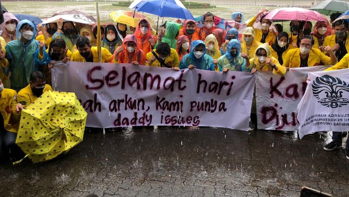 Mahasiswa UI hujan-hujanan demo