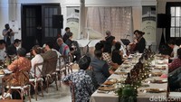 Jumat 12 November lalu, penikmat barang antik disuguhi menu makanan ala zaman Hindia Belanda seraya menyaksikan pentas musik klasik di masa lalu ketika Weltevreden menjadi pusat kota Batavia Baru (Putu Intan/detikcom)