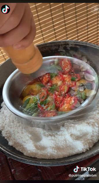 Masak Telur di Atas Garam, Solusi Minyak Goreng Mahal