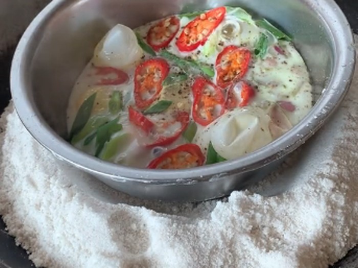 Masak Telur di Atas Garam, Solusi Minyak Goreng Mahal