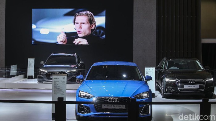 Menawan! Audi Bawa Mobil Mewah Baru di GIIAS 2021 PT Garuda Mataram Motor (GMM) membawa tiga mobil mewah di gelaran Gaikindo Indonesia International Auto Show (GIIAS) 2021. Tiga mobil tersebut yaitu New Audi RS4 Avant, New Audi A5 Sportback serta tampilan terbaru SUV termewah mereka Audi Q8 RS Look.