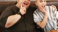 Kabar berpulangnya komedian Extravaganza ini menjadi duka yang mendalam bagi keluarga dan rekan-rekan artis yang menjadi sahabatnya. Foto: Instagram @dozersmile75