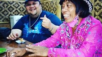 Mengenang sosoknya, mendiang Rony dikenal super dan mudah bergaul. Ia bahkan sering nongkrong bareng teman-temannya sambil makan di restoran seperti pada momennya bersama Pak Tarno ini. Foto: Instagram @dozersmile75