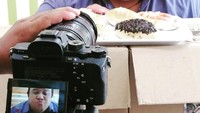 Mendiang Rony juga hobi kulineran. Ini momennya saat disajikan aneka roti, seperti donat dan waffle. Momen ini ternyata untuk keperluan sebuah iklan. Foto: Instagram @dozersmile75
