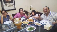 Bukan hanya di restoran, Rony Dozer juga sering makan bersama keluarga di rumah. Momennya penuh kehangatan saat duduk bersama dengan hidangan makanan lezat. Foto: Instagram @dozersmile75
