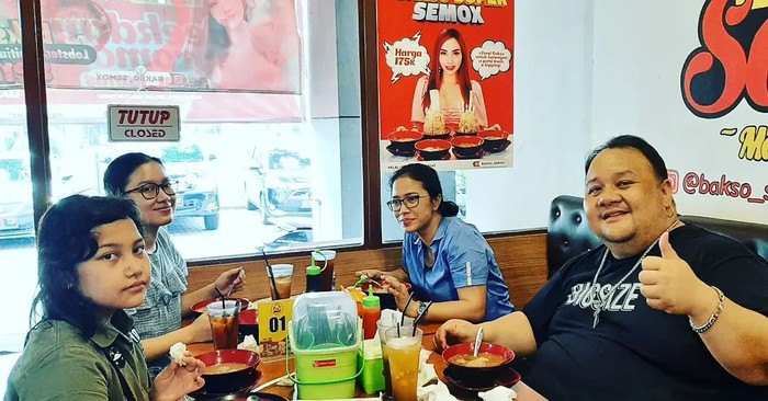 Mengenang Mendiang Rony Dozer saat Cicip Soto hingga Donat