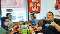Komedian Rony Dozer meninggal dunia pada Kamis (11/11/21). Kabar tersebut dibagikan oleh pihak keluarga melalui unggahan Insta Story di Instagram mendiang Rony. Foto: Instagram @dozersmile75