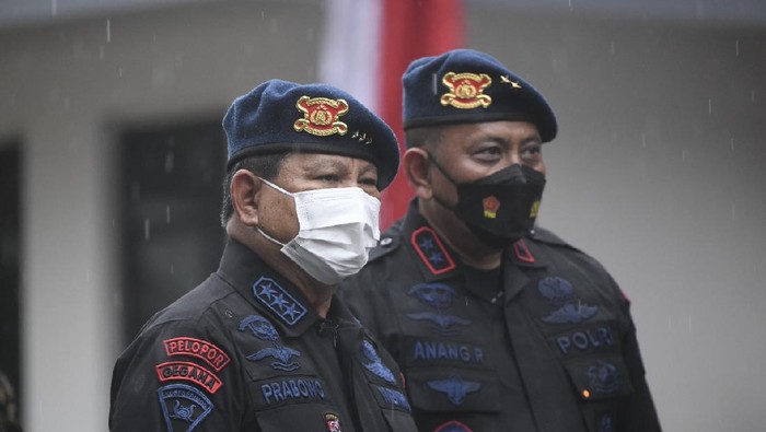 Menhan Prabowo Subianto dianugerahi gelar warga kehormatan Korps Brimob Polri oleh Dankor Brimob Polri, Irjen Anang Revandoko.