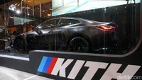 Salah satu sorotan utama dari model edisi khusus ini adalah desain atap serat karbon dengan gabungan logo Kith dan BMW M.
