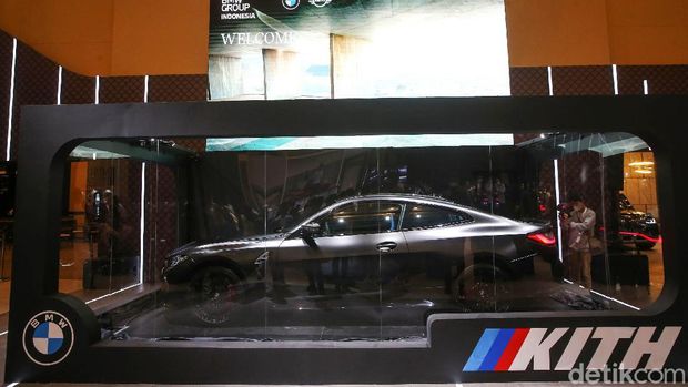 Mobil BMW Ini Hanya Ada Satu di ASEAN BMW menampilkan mobil konsep M4 G82 yang berkolaborasi dengan streetwear ternama asal New York Amerika Serikat, Kith, di ajang GIIAS 2021, Tangerang Selatan, Kamis (11/11/2021). Model ini dijual terbatas sebanyak 150 unit saja di seluruh dunia dan hanya ada 1 unit saja di Asia Tenggara.