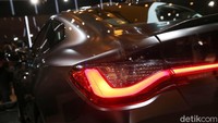 Satu-satunya BMW M4 Competition x KITH ini dijual dengan harga Rp 2.999.000.000 off-the-road. Itu termasuk BMW Service Inclusive, yang meliputi pemeliharaan rutin tanpa biaya selama 5 tahun atau 60.000 km, tergantung mana yang lebih dulu, serta garansi 36 bulan tanpa batasan jarak tempuh.
