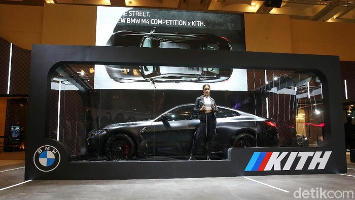 BMW menampilkan mobil konsep M4 G82 yang berkolaborasi dengan streetwear ternama asal New York Amerika Serikat, Kith, di ajang GIIAS 2021, Tangerang Selatan, Kamis (11/11/2021). Model ini dijual terbatas sebanyak 150 unit saja di seluruh dunia dan hanya ada 1 unit saja di Asia Tenggara.