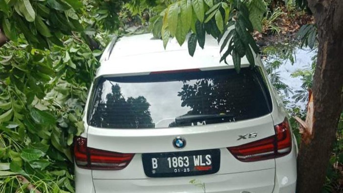 Mobil BMW X5 terperosok ke parit di Jl Outer Ringroad Kembangan, Jakbar